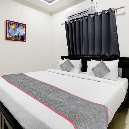 Super Townhouse De Alphabet Hotel Kukatpally Nexus Mall Hyderabad Bagian luar foto