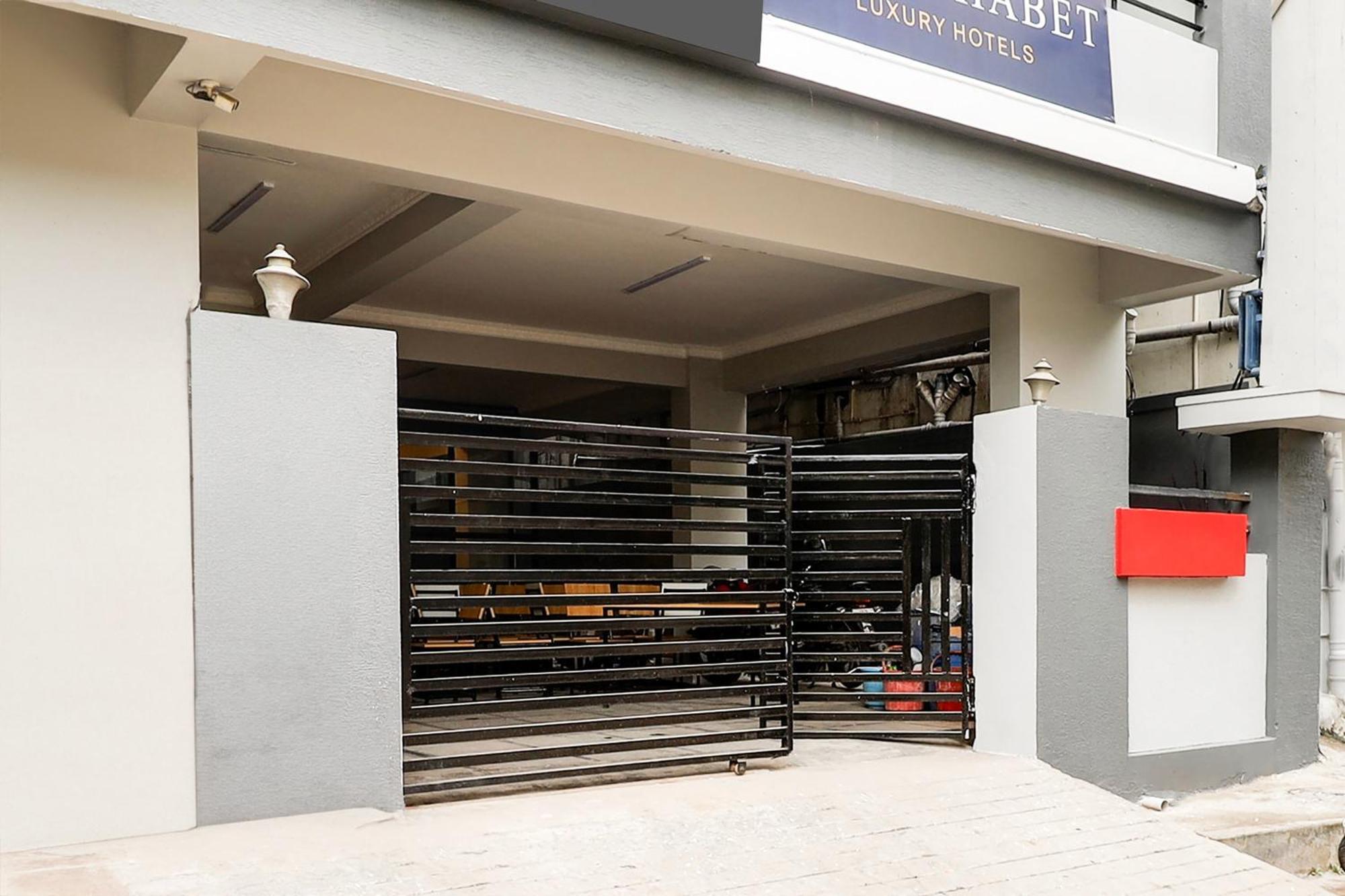 Super Townhouse De Alphabet Hotel Kukatpally Nexus Mall Hyderabad Bagian luar foto