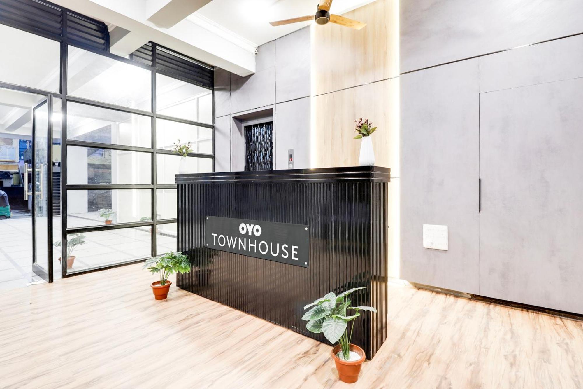 Super Townhouse De Alphabet Hotel Kukatpally Nexus Mall Hyderabad Bagian luar foto